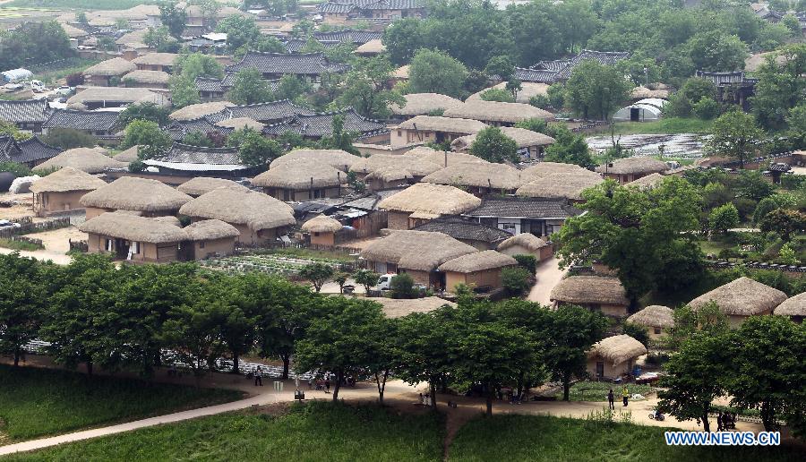 Hahoe Village, as one of the hottest tourism destinations in Andong City, S.Korea, is the village from which the Ryu family originated and where its members have lived together for 600 years. It is a place where tile-roofed and straw-roofed houses have been quite well preserved for a long time. This village is especially well known as the birth place of Joseon Dynasty: the latter was prime minister during the period of the Japanese invasion (from 1592 to 1598). (Xinhua Photo)