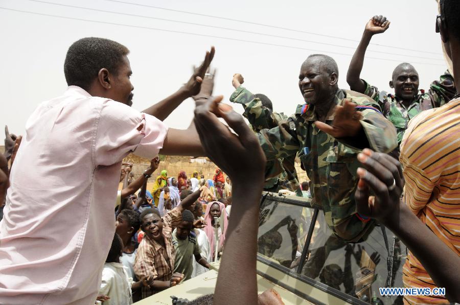 Local resdidents welcome soldiers returning from battlefield, in El Rahad of Sudan's North Kordofan State May 28, 2013. Sudanese army announced on Monday that it has liberated the strategic area of Abu Karshula in South Kordofan State from rebels of the Revolutionary Front. (Xinhua/Mohammed Babiker)