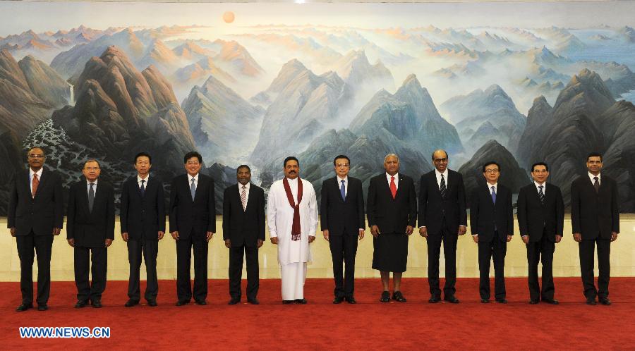 Chinese Premier Li Keqiang (6th R), foreign leaders and representatives of international organizations pose for a group photo prior to the 2nd China Beijing International Fair for Trade in Services (CIFITIS) and Global Services Forum-Beijing Summit in Beijing, capital of China, May 29, 2013. (Xinhua/Rao Aimin) 