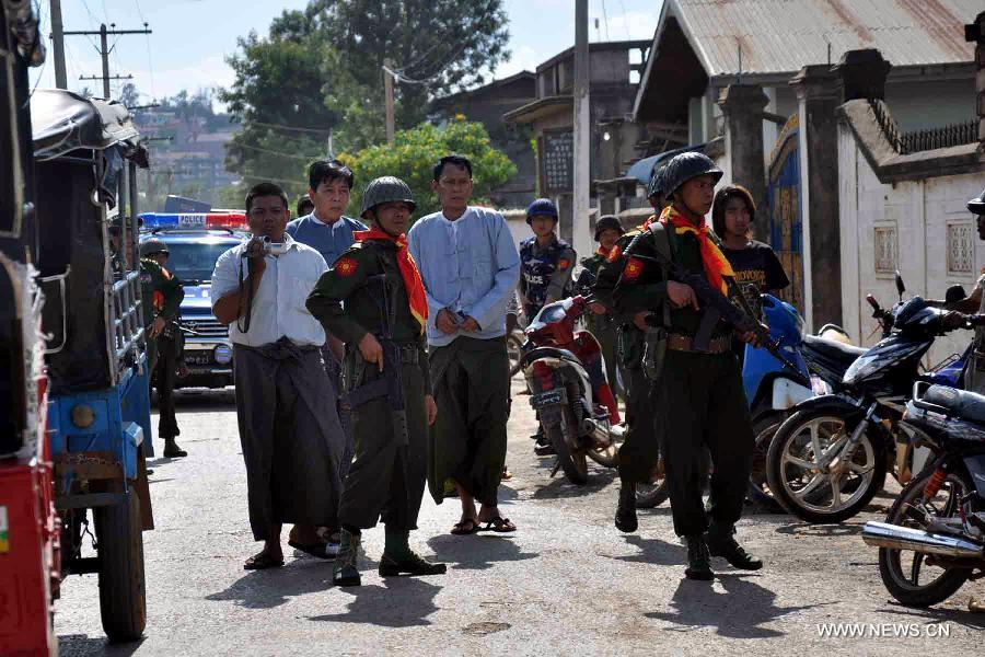 Soldiers stand guard in Lashio, Myanmar's northern Shan state, May 29, 2013. At least one person was killed and four others injured in a communal riot in Lashio, the largest town of Myanmar's northern Shan state, that continued on May 29 afternoon despite temporary calm in the morning amid curfew, according to state TV. (Xinhua/Myanmar News Agency) 