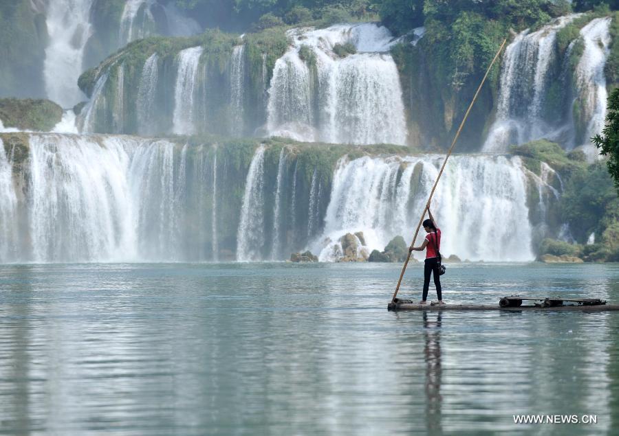 A Vietnamese dealer poles his raft to sell Vietnamese goods at the Detian Waterfalls scenic spot on the border between China and Vietnam, in Shuolong Township of Daxin County, south China's Guangxi Zhuang Autonomous Region, May 28, 2013. Small amount of border trade in the first four months in Guangxi has seen a jump of 50.8 percent year on year to 3.03 billion US dollars, according to the latest statistics from the Nanning Customs. (Xinhua/Zhou Hua)