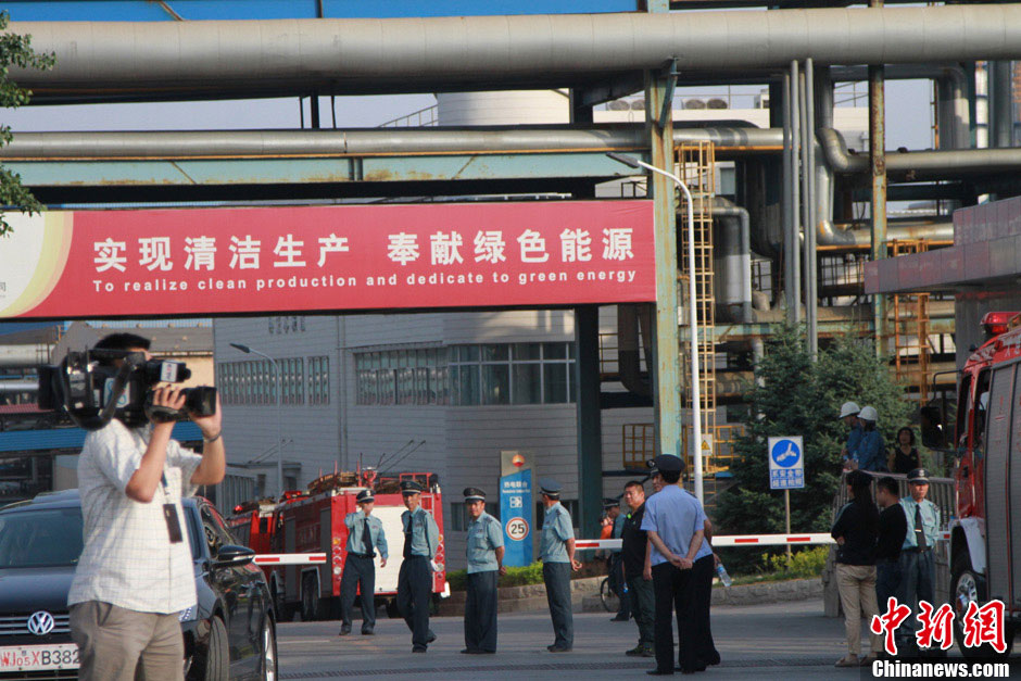 Oil tank blast causes casualties in Dalian, northeast China's Liaoning Province, June 2, 2013. At least two people were injured and two others have been reported missing after two tanks containing residual diesel oil exploded around 2:20 p.m. The cause of the blast is under investigation.（Photo/Chinanews.com）