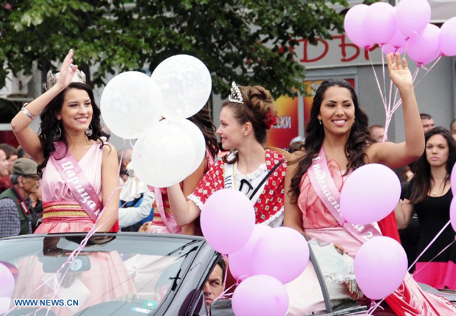 "Rose Queens" take part in a parade during the Rose Festival in the Kazanlak city, the center of Bulgaria's Rose Valley, June 2, 2013. The Rose Festival was held in Kazanluk on Sunday, with activities including rose picking, dance performances and parade after the election of the Rose Queen. Bulgaria is one of the biggest producers of rose oil in the world. (Xinhua/Chen Hang) 