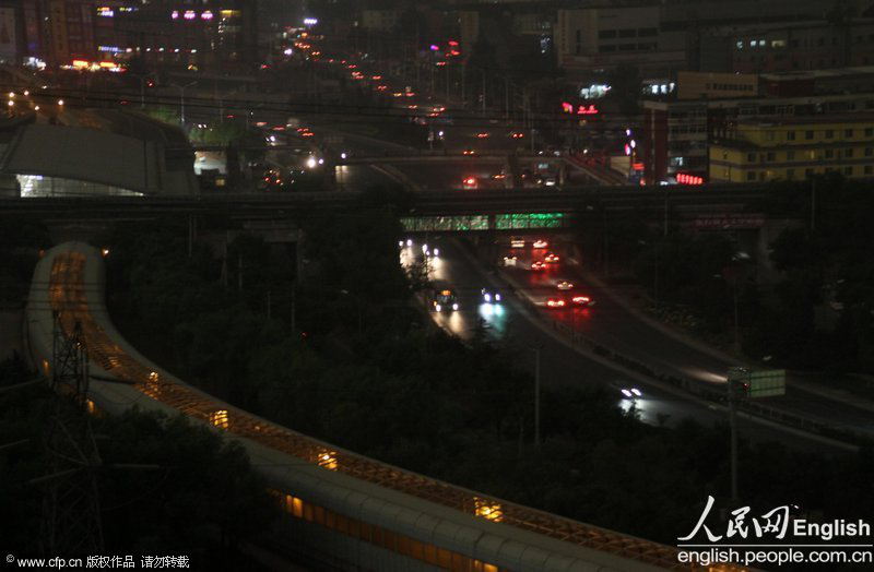 The sky turned dark.Beijing's meteorological station released two alarms Tuesday on a heavy rain in Beijing's suburbs, including Yanqing, Huairou and Changping.(Photo/ CFP)