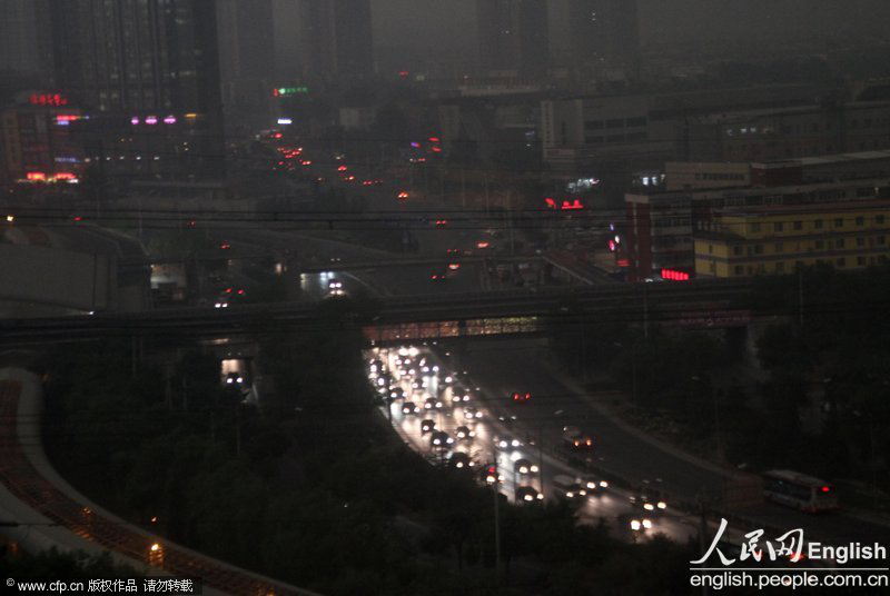 The sky turned dark.Beijing's meteorological station released two alarms Tuesday on a heavy rain in Beijing's suburbs, including Yanqing, Huairou and Changping.(Photo/ CFP)