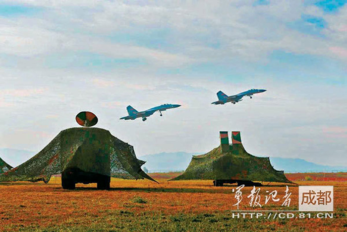 A troop unit of the air force under the Chengdu Military Area Command (MAC) of the Chinese People's Liberation Army (PLA) organized the systematic confrontation training under information-based conditions in mid-May. The officers and men conducted drills on such subjects as joint early warning, electromagnetic confrontation，ultra-low-altitude penetration defense and so on. (Chinamil.com.cn/ Xun Chunbian and Liu Yinghua)