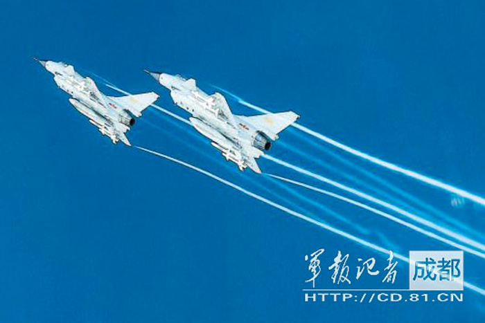 A troop unit of the air force under the Chengdu Military Area Command (MAC) of the Chinese People's Liberation Army (PLA) organized the systematic confrontation training under information-based conditions in mid-May. The officers and men conducted drills on such subjects as joint early warning, electromagnetic confrontation，ultra-low-altitude penetration defense and so on. (Chinamil.com.cn/ Xun Chunbian and Liu Yinghua)