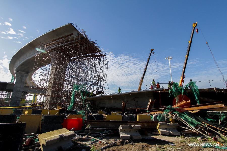 The site of the collapsed bridge is seen in the northeastern state of Penang, Malaysia, June 7, 2013. An interchange ramp to a cross-sea bridge that is under construction in northern Malaysia collapsed on Thursday, and rescue teams are still searching for survivors who might be trapped under the debris. (Xinhua) 