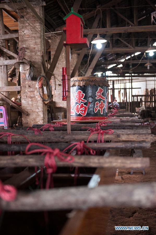 Photo taken on June 6, 2013 shows a new dragon boat before its launching ceremony at the Chenhanhui Shipyard at Shangjiao village in Guangzhou, capital of South China's Guangdong province. Chenhanhui Shipyard has been busy making new dragon boats and renovating old ones for the upcoming Dragon Boat Festival that falls on June 12 this year. People in many parts of China have the tradition to hold dragon boat races during the festival.(Photo/Xinhua)