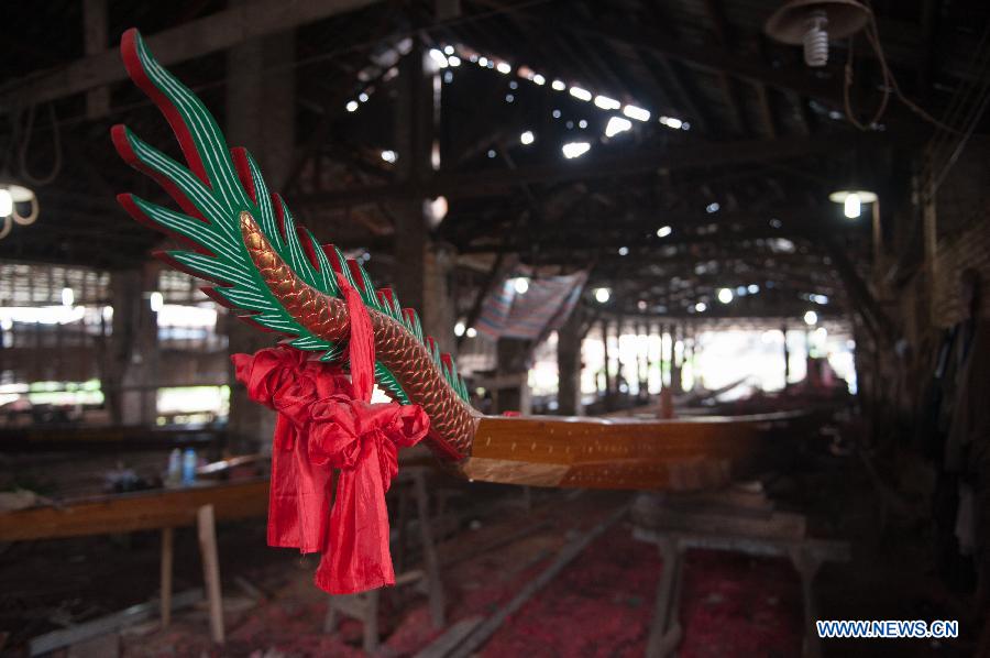 Photo taken on June 6, 2013 shows the decorated stern of a new dragon boat before its launching ceremony at the Chenhanhui Shipyard at Shangjiao village in Guangzhou, capital of South China's Guangdong province. Chenhanhui Shipyard has been busy making new dragon boats and renovating old ones for the upcoming Dragon Boat Festival that falls on June 12 this year. People in many parts of China have the tradition to hold dragon boat races during the festival.(Photo/Xinhua)