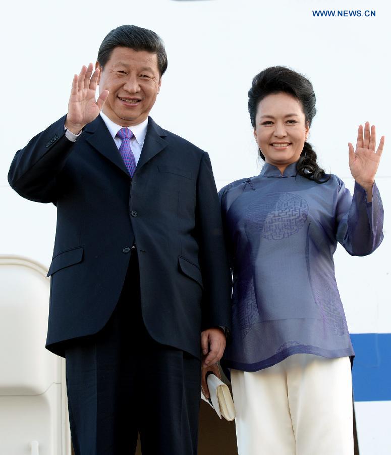 Chinese President Xi Jinping and his wife Peng Liyuan wave upon their arrival in California, the United States, June 6, 2013. Xi arrived in California Thursday for a meeting with U.S. President Barack Obama. (Xinhua/Lan Hongguang) 