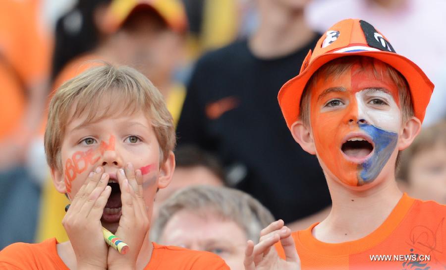 Fans of the Netherlands cheer prior to the international friendly soccer match between Netherlands and China at the Workers Stadium in Beijing, capital of China, June 11, 2013. (Xinhua/Kong Hui) 