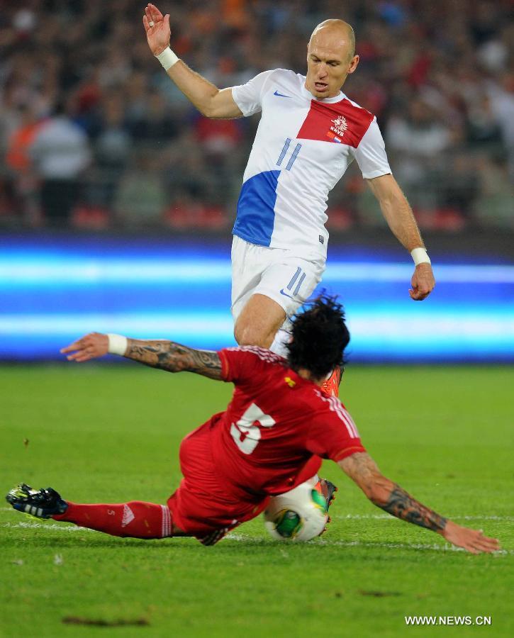 Arjen Robben (Top) of the Netherlands controls the ball during the international friendly soccer match against China at the Workers Stadium in Beijing, capital of China, June 11, 2013. (Xinhua/Gong Lei)