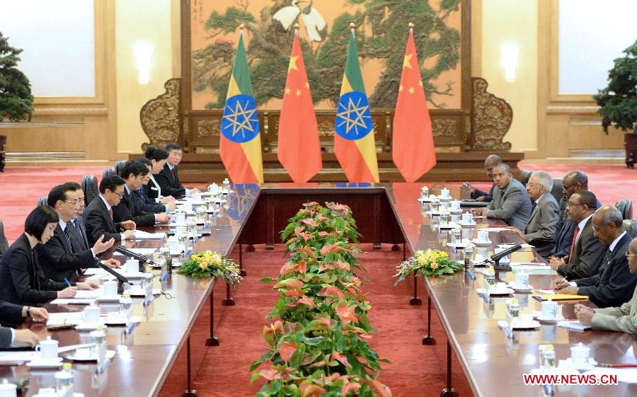 Chinese Premier Li Keqiang (L) holds talks with Ethiopian Prime Minister Hailemariam Desalegn in Beijing, capital of China, June 13, 2013. (Xinhua/Ma Zhancheng)