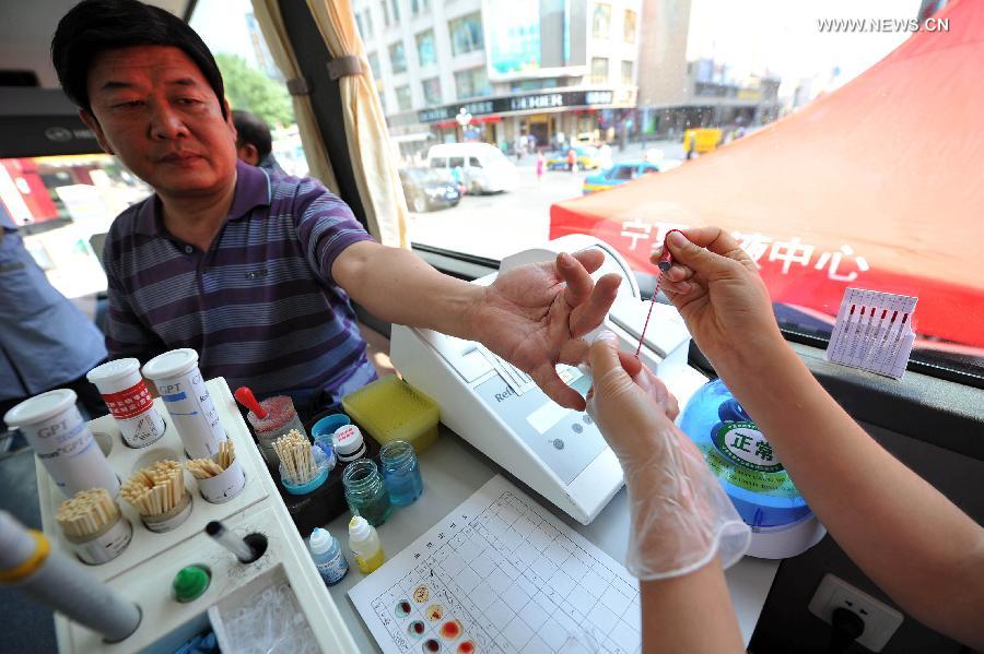 A man receives physical examinations before donating his blood in a voluntary blood donation house in Yinchuan, capital of Ningxia Hui Autonomous Region, June 14, 2013. June 14 is the World Blood Donor Day. Many citizens in Yinchuan donated their blood for free on the streets of Yinchuan on Friday. (Xinhua/Peng Zhaozhi)