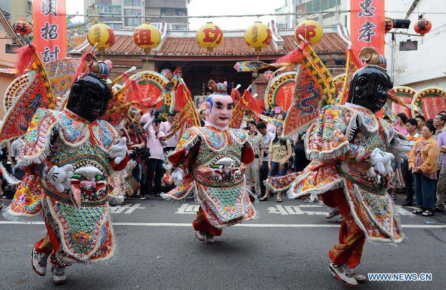 A tour for commemorating the 350th anniversary of the founding of the Zheng Chenggong Temple is held in the old city of Tainan, southeast China's Taiwan, June 15, 2013. The tour is part of the Fifth Zheng Chenggong Cultural Festival. (Xinhua/Tao Ming)