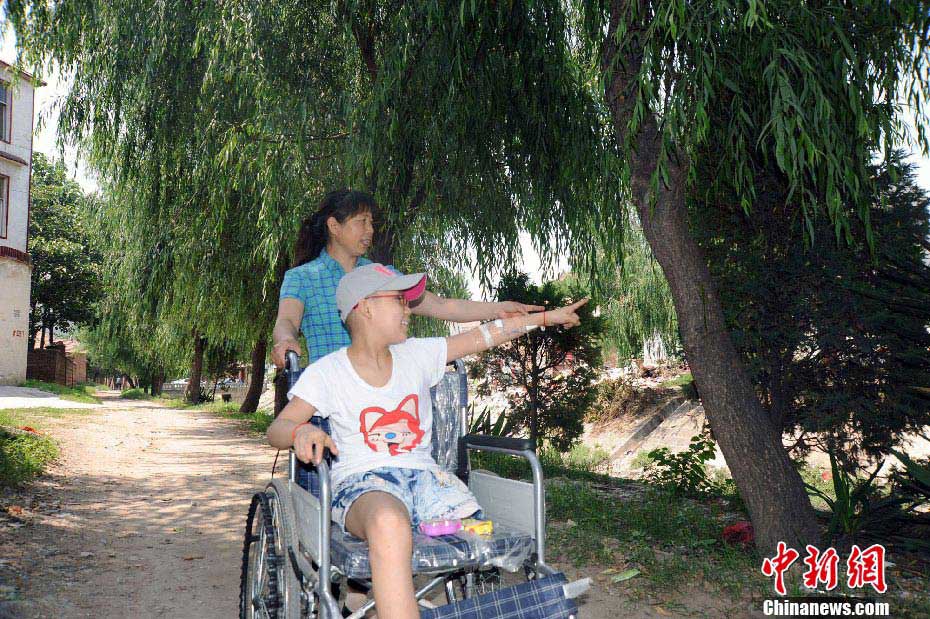 Ms. Xue takes Hao Xin outdoors. (Photo/CNS) 