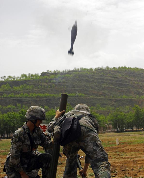 A regiment under the Lanzhou Military Area Command (MAC) of the Chinese People's Liberation Army (PLA) organizes its troops to carry out a comprehensive live-ammunition drill in an unfamiliar field. (China Military Online/Zhang Yaokun)