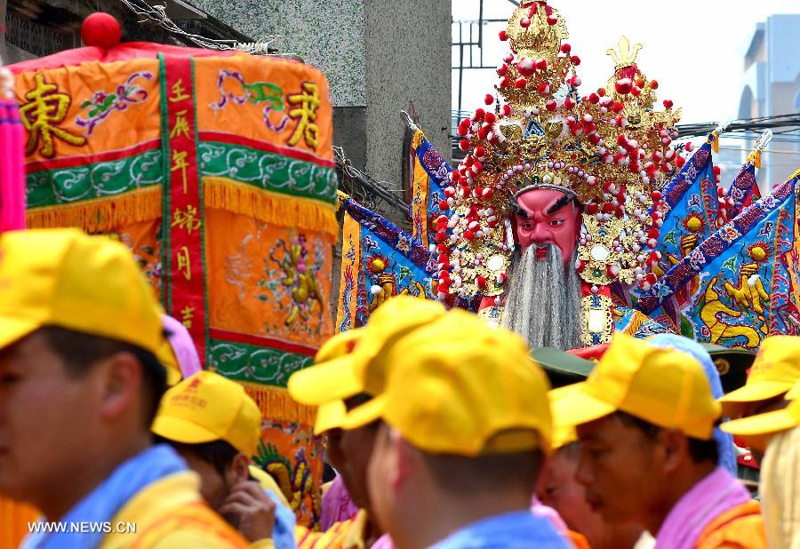 Locals participate in an annual parade honoring Guandi at Tongling Town in Dongshan County, southeast China's Fujian Province, June 20, 2013. Guandi, namely Guan Yu, was a senior general of shu han (221-263) during the three kingdoms period. Guan had been deified by feudal rulers of past ages because of his loyalty to his kingdom and was dubbed "guandi (emperor guan of military strategies)". Guan and confucius, known as the "emperor of education", were usually considered equal in status. (Xinhua/Wang Song) 