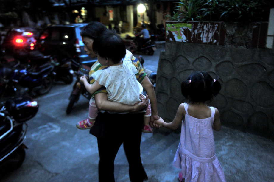 The grandmother go home with the two girl. (Photo/ youth.cn)