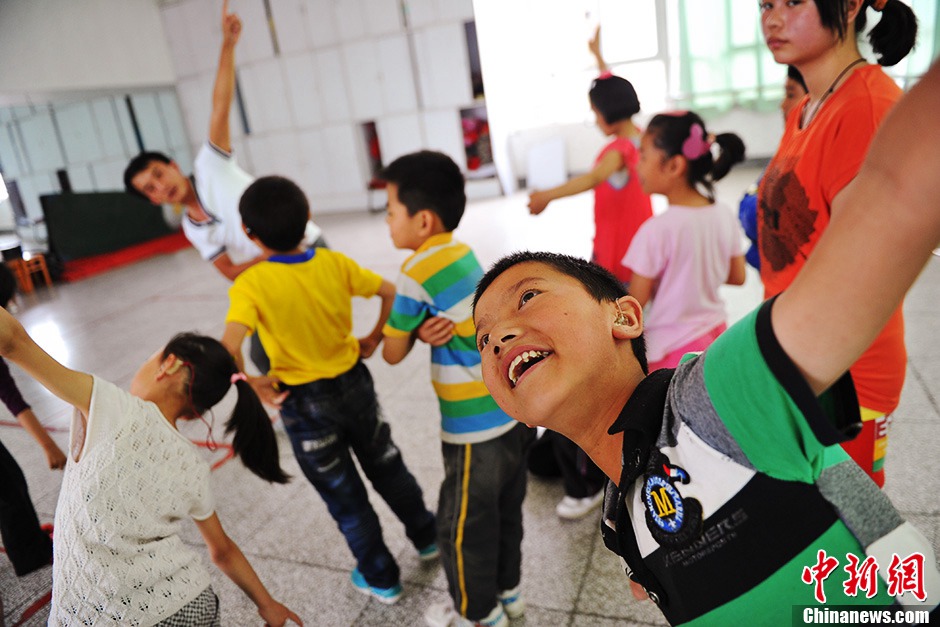 The class is in absolute quietness, and the messages are delivered by simple sign language and repeated dance movements only.(CNS/Ren Dong)