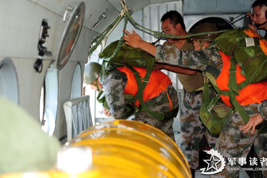 A regiment under the Nanjing Military Area Command (MAC) of the Chinese People's Liberation Army (PLA) conducts parachute training in late June. (China Military Online/Xiao Qingming)