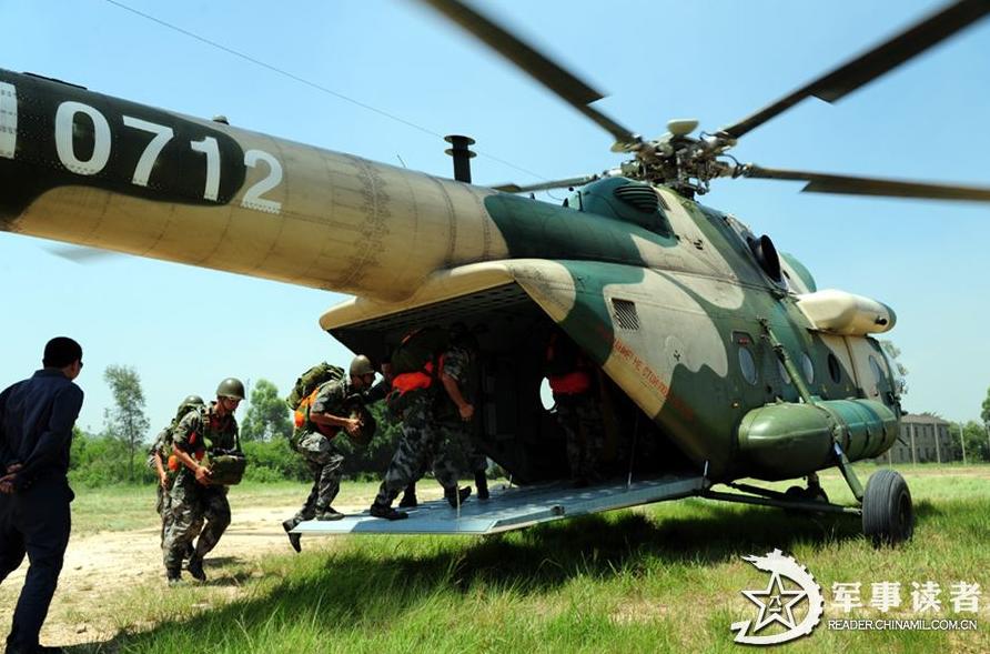 A regiment under the Nanjing Military Area Command (MAC) of the Chinese People's Liberation Army (PLA) conducts parachute training in late June. (China Military Online/Xiao Qingming)