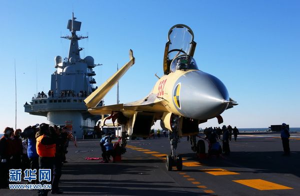 J-15 fighter jet fastened on aircraft carrier (Photo: xinhuanet.com)