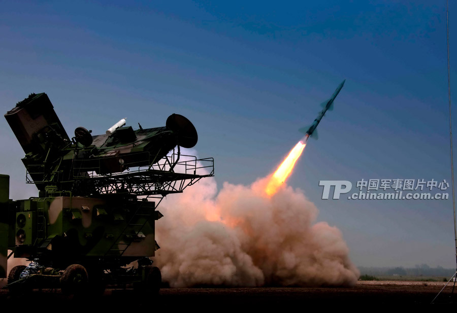 A brigade of the air force under the Jinan Military Area Command (MAC) of the Chinese People's Liberation Army (PLA) organized its troops to conduct live-ammunition firing drill in an unfamiliar field. (China Military Online/Zhuang Facai, Liu Hanbao, Cui Wenbin)