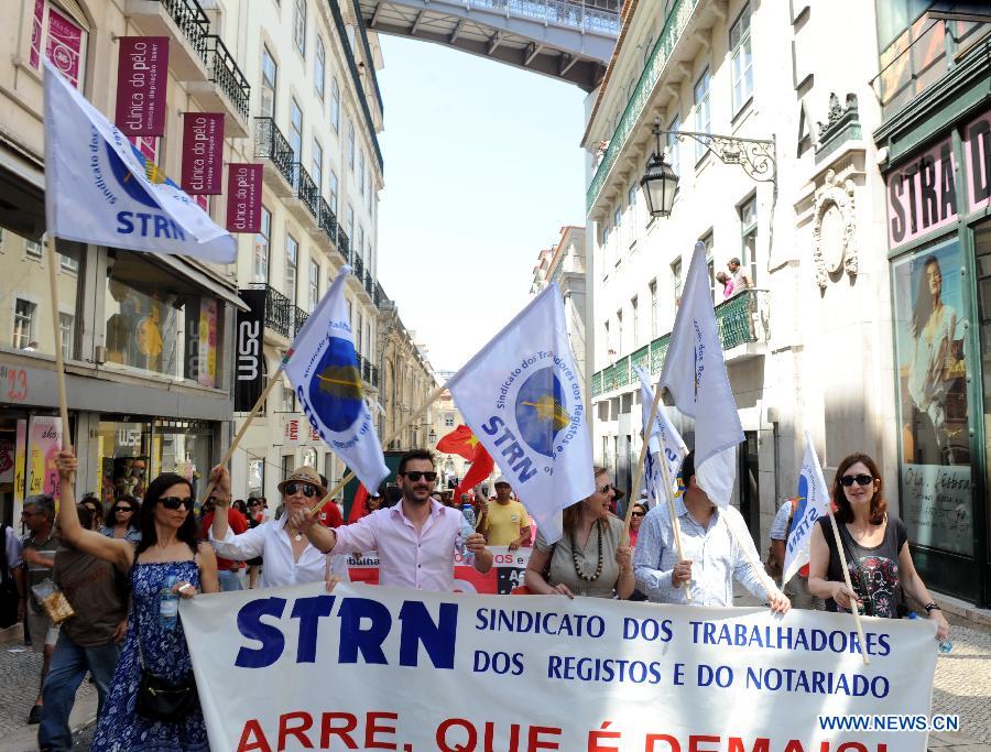 People participate in a protest against the government's austerity measures in Lisbon, June 27, 2013. The Portuguese staged a general strike across the country on Thursday fuelled by the prolonged economic recession in the bailed-out country. Meanwhile, thousands of Portuguese in Lisbon took to the street protesting against the government's austerity measures. (Xinhua/Zhang Liyun) 