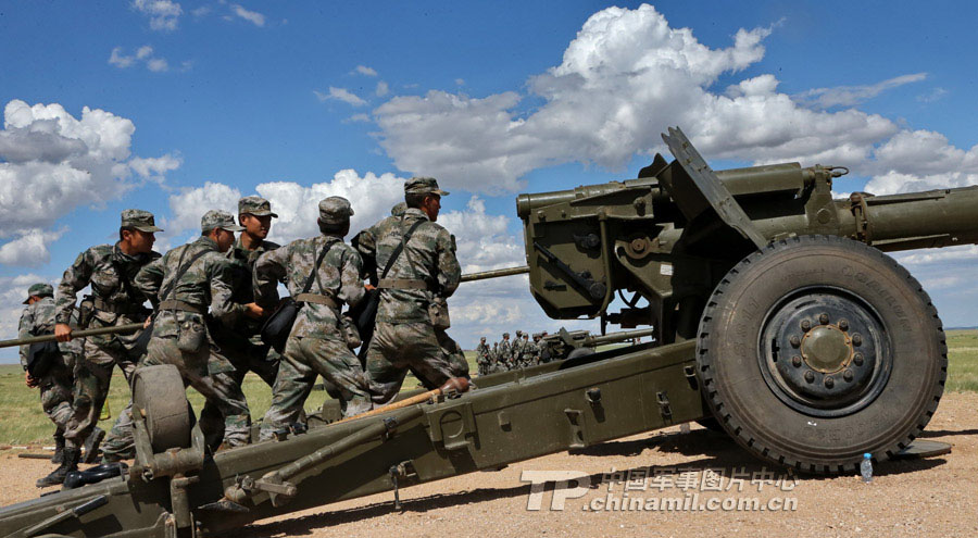 The officers and men of the two artillery regiments conduct live-ammunition firing drill at the Zhurihe Combined Tactics Training Base in Inner Mongolia. (China Military Online /Qiao Tianfu)