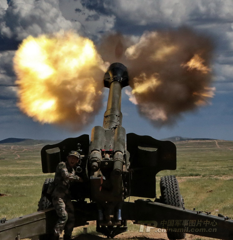 The officers and men of the two artillery regiments conduct live-ammunition firing drill at the Zhurihe Combined Tactics Training Base in Inner Mongolia. (China Military Online /Qiao Tianfu)