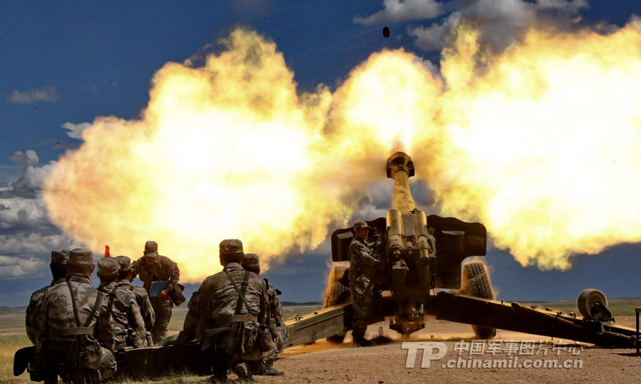 The officers and men of the two artillery regiments conduct live-ammunition firing drill at the Zhurihe Combined Tactics Training Base in Inner Mongolia. (China Military Online /Qiao Tianfu)