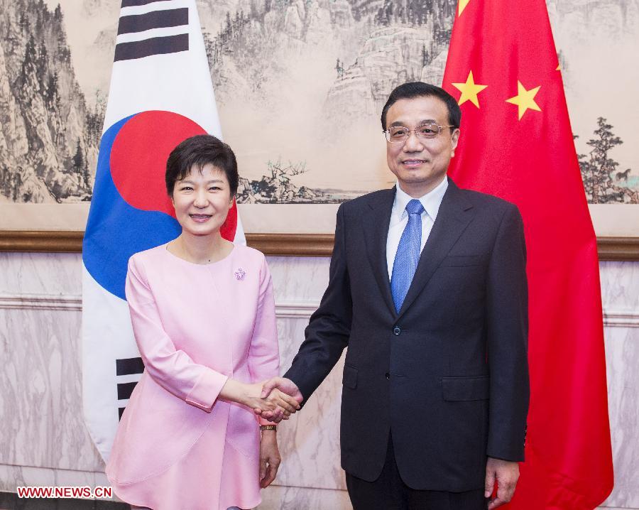 Chinese PremierLi Keqiang(R) meets withSouth Korean President Park Geun-hye in Beijing, capital of China, June 28, 2013. (Xinhua/Wang Ye) 