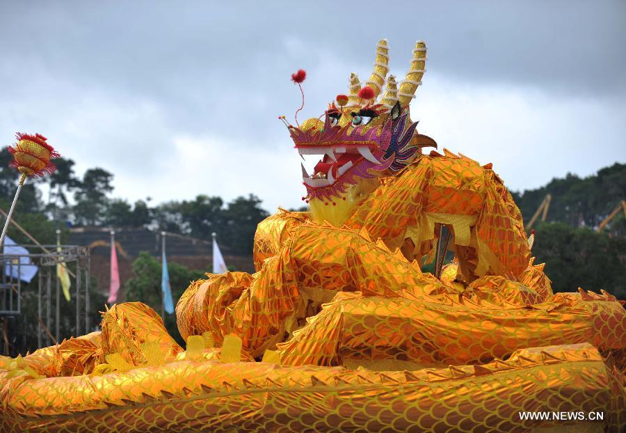 People perform dragon dance during a folk art awards event in Nanning, capital of south China's Guangxi Zhuang Autonomous Region, June 28, 2013. (Xinhua/Zhou Hua) 