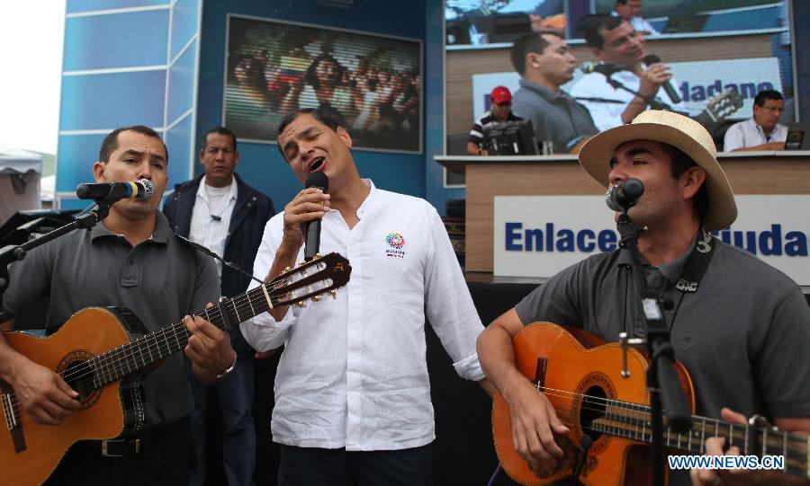 Ecuador's President Rafael Correa (C) takes part in the weekly presentation of presidential work in El Aromo of Manabi Province, Ecuador, on June 29, 2013. Rafael Correa said on Saturday the United States had asked him not to grant asylum for Edward Snowden, a U.S. intelligence agent-turned-whistleblower accused of espionage by Washington, in a telephone conversation he held with U.S. Vice President Joe Biden. (Xinhua/Santiago Armas)