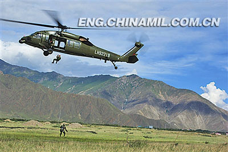 The officers and men are in air-landing training. A troop unit of the Chinese People's Liberation Army stationed in Tibet took its officers and men to alpine desert to conduct camouflage and survival training. (Chinamil.com.cn/Zhang Zhen)