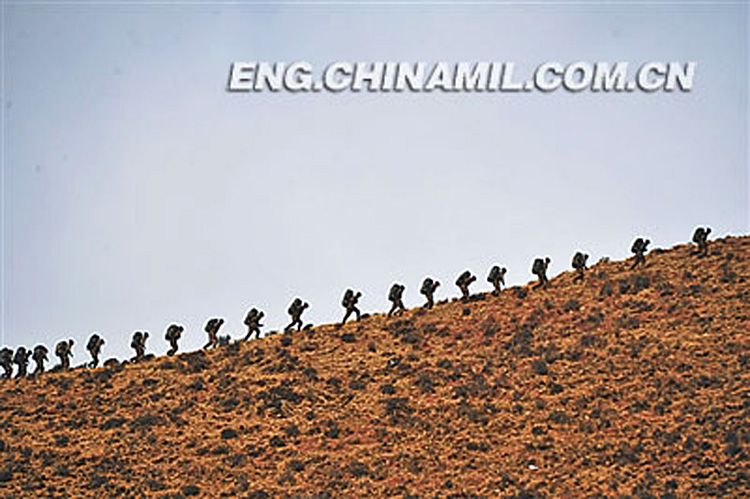 The officers and men are in physical training. A troop unit of the Chinese People's Liberation Army stationed in Tibet took its officers and men to alpine desert to conduct camouflage and survival training. (Chinamil.com.cn/Zhang Zhen)