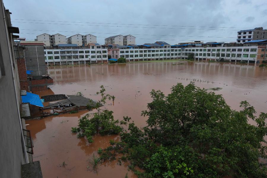 Photo taken on July 1, 2013 shows the flooded Baizi Town in Tongnan County of Chongqing, southwest China's municipality. Rainstorms swept the county Sunday, flooding low-lying area and forcing the evacuation of some 18,000 people. (Xinhua/Liu Chan) 