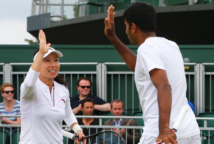 Zheng Jie (L) of China and Rohan Bopanna of India celebrate during the mixed doubles round of 16 match against Johan Brunstrom of Sweden and Katalin Marosi of Hungary at the Wimbledon Lawn Tennis Championships in London, Britain on July 3, 2013. Zheng and Bopanna won the match 2-1. (Xinhua/Yin Gang)