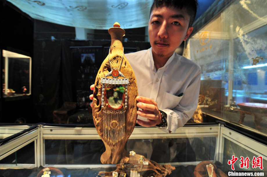 2013 Beijing Summer Jewelry Show kicks off on July, 4 and attracts nearly 200 jewelers with various jewels made of crystals, agates, ambers, rubies, jades, diamonds and other precious stones. (Chinanews.com/Jin Shuo)