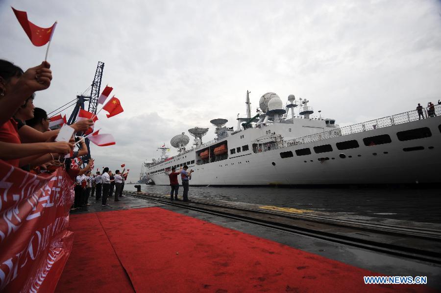 People welcome Yuanwang V space tracking ship at Tanjung Priok port in Jakarta, Indonesia, July 5, 2013. Yuanwang V is a space tracking ship mainly used to manipulate and coordinate the space position of satellites and spaceships. (Xinhua/Zulkarnain)