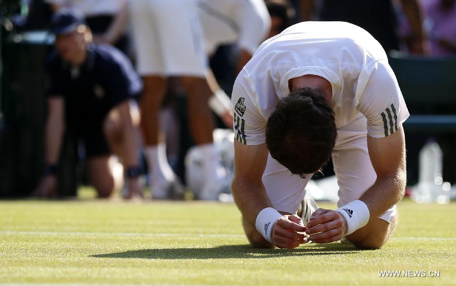 Andy Murray of Britain celebrates after winning the men's singles final match with Novak Djokovic of Serbia on day 13 of the Wimbledon Lawn Tennis Championships at the All England Lawn Tennis and Croquet Club in London, Britain, July 7, 2013. Andy Murray won his first Wimbledon title and ended Britain's 77-year wait for a men's champion with a 6-4 7-5 6-4 victory over world number one Novak Djokovic. (Xinhua/Wang Lili)