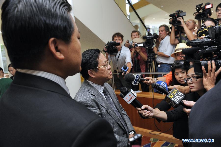 Chinese Consul General in San Francisco meets students aboard Asiana plane