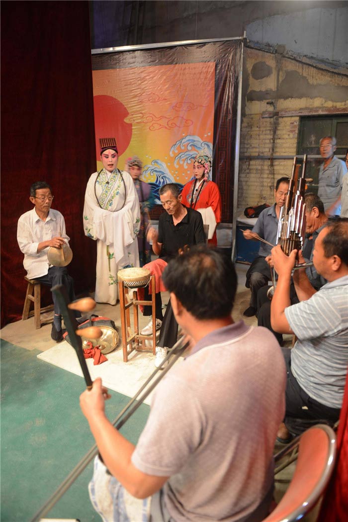 Members of Haha Tune troupe rehearse in Kouzhuang village, Mumendian town, Qing county, Hebei province, July 10, 2013. (Xinhua)