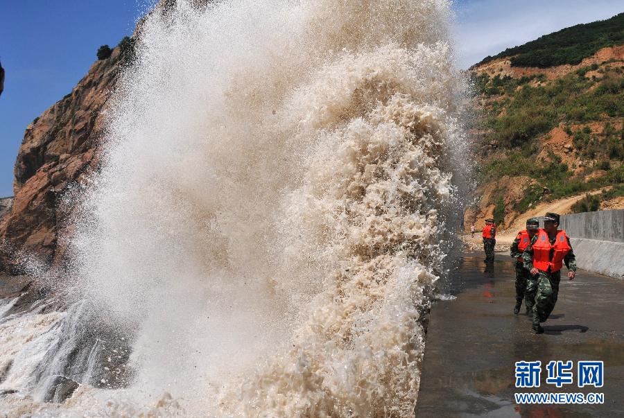 Giant waves surge up against the shoreline of Diaobin fishing port in Wenling city, East China's Zhejiang province, on July 12, 2013. China’s Central Meteorological Observatory issued a yellow-level wave warning for Typhoon Soulik on Friday morning, saying the super typhoon is moving northwest at a speed of 22 km/h. Soulik is forecast to approach Taiwan's east coast and affect waters off the mainland's coastal provinces of Zhejiang and Fujian. (Xinhua photo)