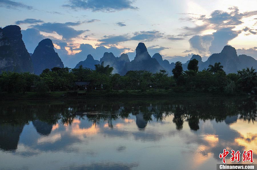 Photo taken on July 13, 2013 shows the beautiful karst mountains in Chongzuo, Guangxi Zhuang Autonomous Region. (CNS/Zhang Qi)