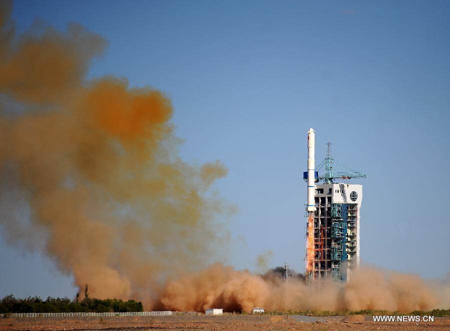 The Long March II-C carrier rocket carrying the experimental orbiter SJ-11-05 blasts off from the launch pad at the Jiuquan Satellite Launch Center in Jiuquan, northwest China's Gansu Province, July 15, 2013. China successfully sent the experimental orbiter into space on Monday, the Jiuquan Satellite Launch Center has announced. (Xinhua/Yan Yan)