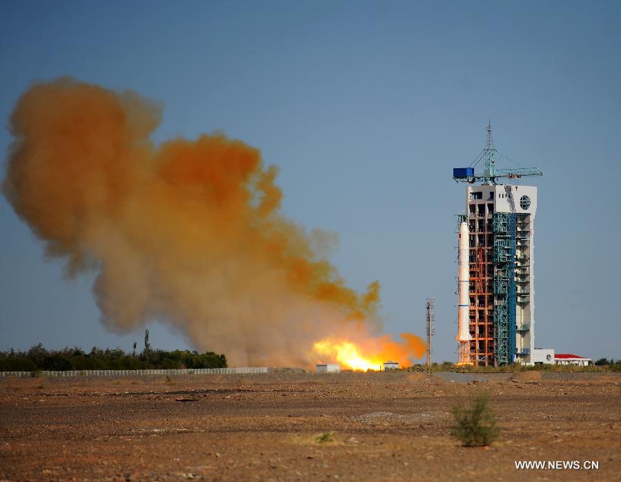 The Long March II-C carrier rocket carrying the experimental orbiter SJ-11-05 blasts off from the launch pad at the Jiuquan Satellite Launch Center in Jiuquan, northwest China's Gansu Province, July 15, 2013. China successfully sent the experimental orbiter into space on Monday, the Jiuquan Satellite Launch Center has announced. (Xinhua/Yan Yan)