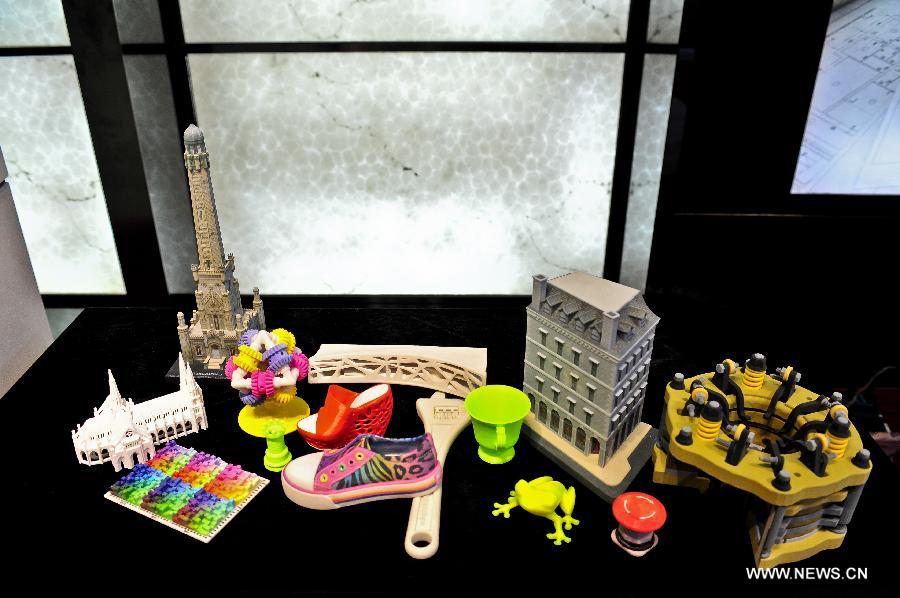 Some 3D-printed articles are on display at a 3D-printing experience store in Tianjin, north China, July 16, 2013. (Xinhua/Zhai Jianlan)  